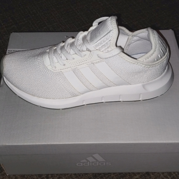 Adidas women's Swift run sneaker - Picture 1 of 12